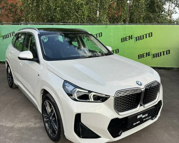 Белый БМВ iX1, объемом двигателя 0 л и пробегом 6 тыс. км за 31500 $, фото 1 на Automoto.ua