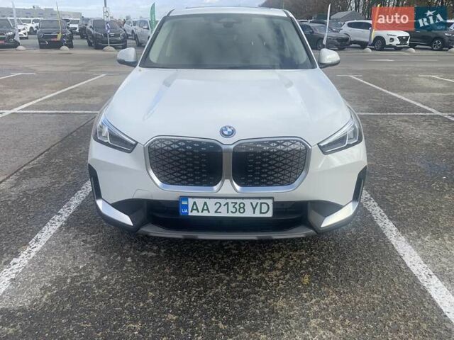 БМВ iX1 2024 у Києві на Automoto.ua Білий БМВ iX1, об'ємом двигуна 0 л та пробігом 1 тис. км за 47000 $, фото 1 на Automoto.ua