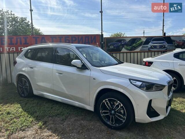 Белый БМВ iX1, объемом двигателя 0 л и пробегом 2 тыс. км за 36999 $, фото 1 на Automoto.ua