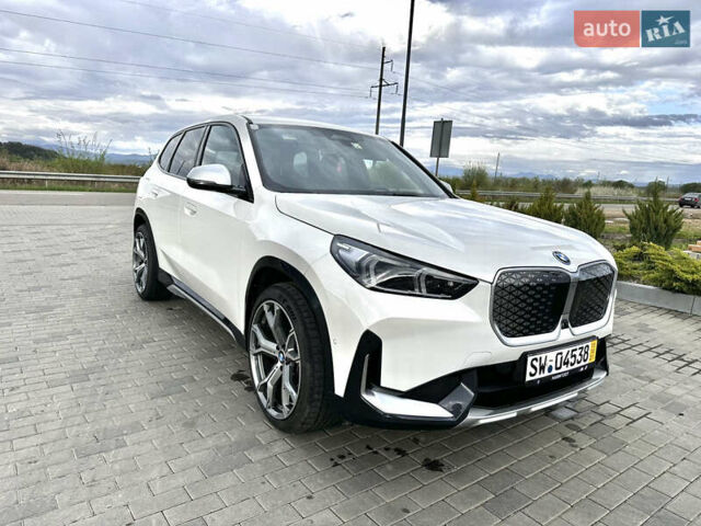 Белый БМВ iX1, объемом двигателя 0 л и пробегом 18 тыс. км за 30900 $, фото 1 на Automoto.ua