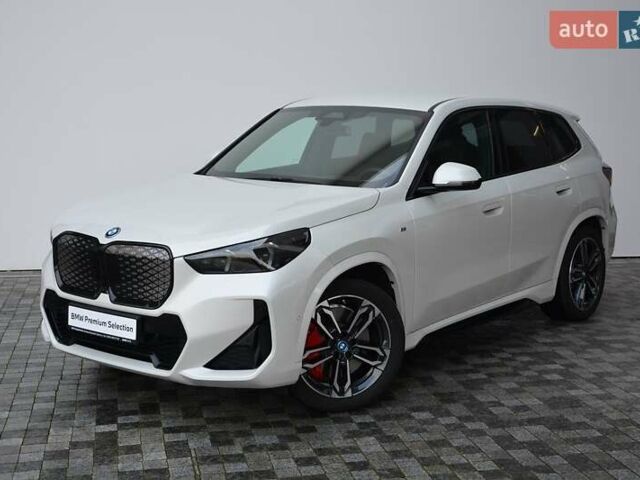 БМВ iX1 2025 в Киеве на Automoto.ua Белый БМВ iX1, объемом двигателя 0 л и пробегом 7 тыс. км за 55426 $, фото 1 на Automoto.ua