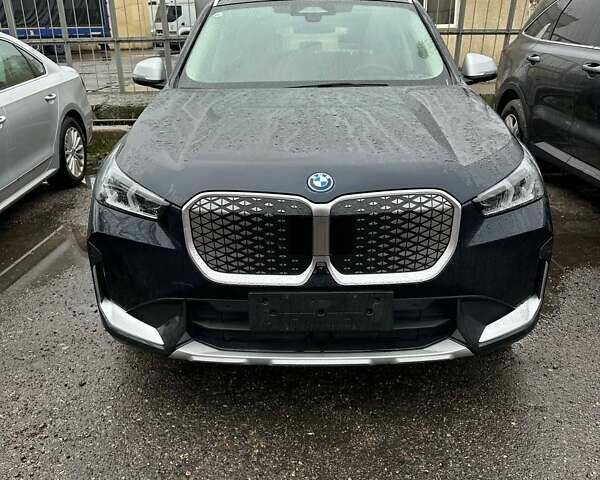 Черный БМВ iX1, объемом двигателя 0 л и пробегом 28 тыс. км за 28500 $, фото 1 на Automoto.ua