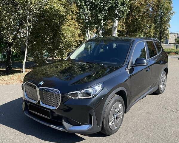 Черный БМВ iX1, объемом двигателя 0 л и пробегом 32 тыс. км за 34500 $, фото 1 на Automoto.ua