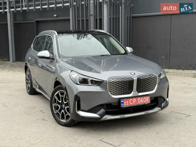 Серый БМВ iX1, объемом двигателя 0 л и пробегом 17 тыс. км за 35000 $, фото 1 на Automoto.ua