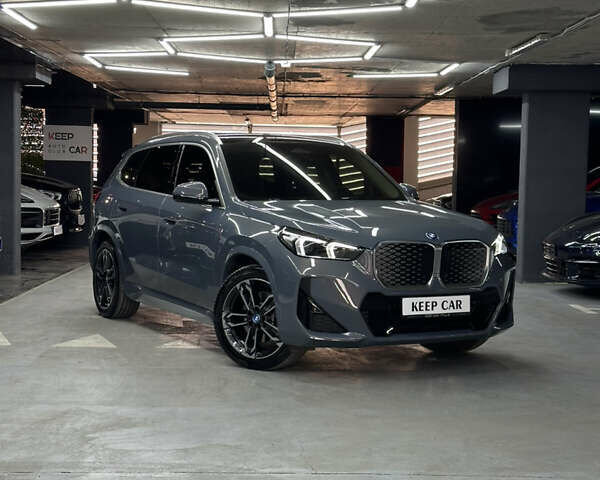 Серый БМВ iX1, объемом двигателя 0 л и пробегом 2 тыс. км за 37800 $, фото 1 на Automoto.ua