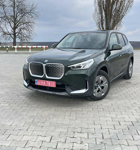 Зеленый БМВ iX1, объемом двигателя 0 л и пробегом 4 тыс. км за 38500 $, фото 1 на Automoto.ua