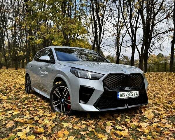 Серый БМВ iX2, объемом двигателя 0 л и пробегом 2 тыс. км за 61455 $, фото 1 на Automoto.ua