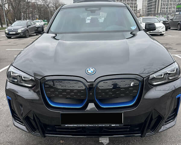 Серый БМВ iX3, объемом двигателя 0 л и пробегом 27 тыс. км за 39500 $, фото 1 на Automoto.ua