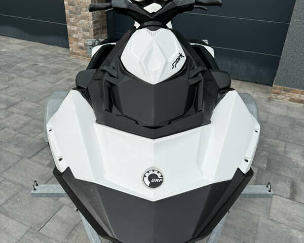 Білий БРП Спарк, об'ємом двигуна 0.9 л та пробігом 100 тис. км за 7600 $, фото 1 на Automoto.ua