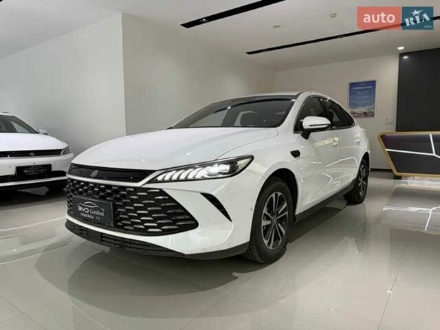 Белый БИД Qin Plus, объемом двигателя 1.5 л и пробегом 3 тыс. км за 19900 $, фото 1 на Automoto.ua