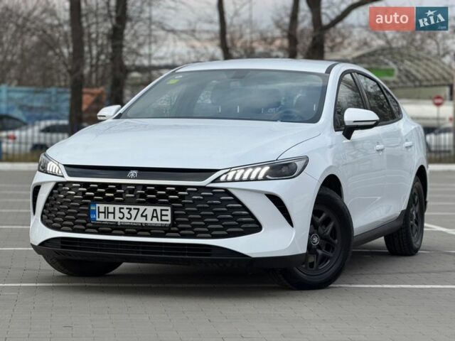 Білий БІД Qin Plus, об'ємом двигуна 1.5 л та пробігом 3 тис. км за 17700 $, фото 1 на Automoto.ua