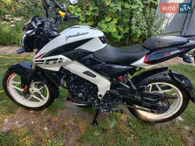 Белый Баджадж Pulsar NS200, объемом двигателя 0.2 л и пробегом 4 тыс. км за 1700 $, фото 1 на Automoto.ua