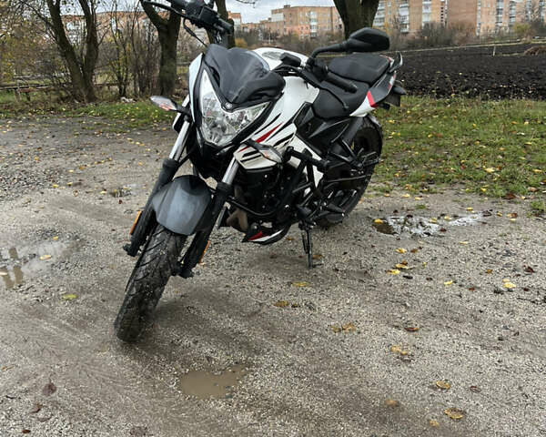 Белый Баджадж Pulsar NS200, объемом двигателя 0.2 л и пробегом 8 тыс. км за 2400 $, фото 1 на Automoto.ua