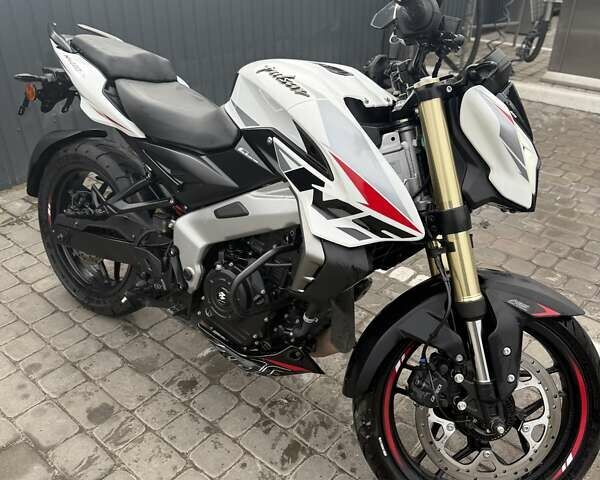 Баджадж Pulsar NS400 2025 у Первомайськ на Automoto.ua Білий Баджадж Pulsar NS400, об'ємом двигуна 0 л та пробігом 5 тис. км за 4150 $, фото 1 на Automoto.ua