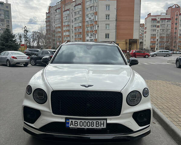 Белый Бентли Бентайга, объемом двигателя 4 л и пробегом 35 тыс. км за 250000 $, фото 1 на Automoto.ua