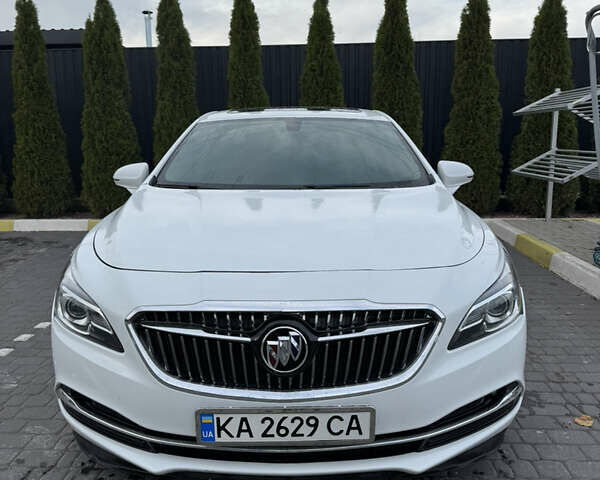 Белый Бьюик ЛаКросс, объемом двигателя 2.5 л и пробегом 110 тыс. км за 16000 $, фото 1 на Automoto.ua