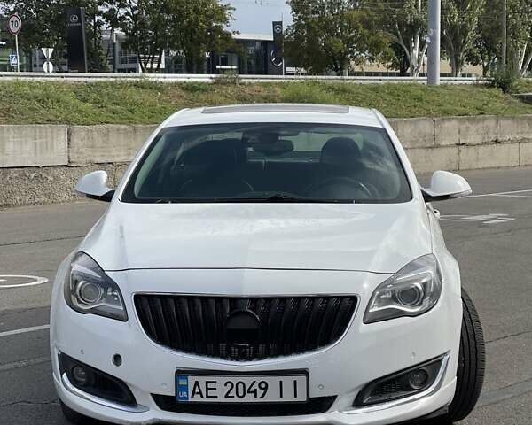 Белый Бьюик Регал, объемом двигателя 2 л и пробегом 130 тыс. км за 9700 $, фото 1 на Automoto.ua