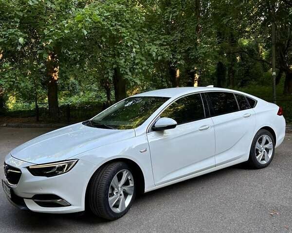 Белый Бьюик Регал, объемом двигателя 2 л и пробегом 145 тыс. км за 14400 $, фото 1 на Automoto.ua