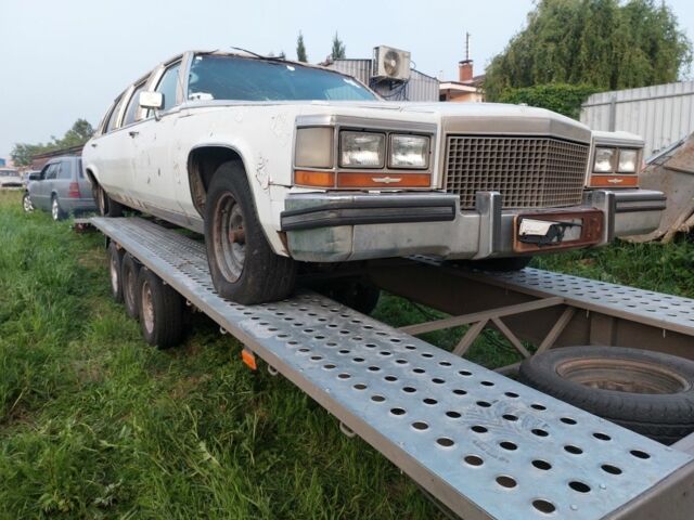 Белый Кадиллак Брохем, объемом двигателя 0 л и пробегом 90 тыс. км за 3999 $, фото 1 на Automoto.ua