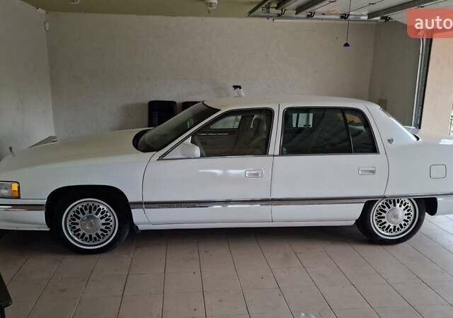 Белый Кадиллак ДеВиль, объемом двигателя 4.6 л и пробегом 92 тыс. км за 17000 $, фото 1 на Automoto.ua