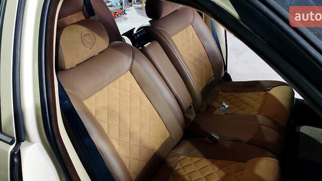 Бежевий Каділак DE Ville, об'ємом двигуна 4.6 л та пробігом 100 тис. км за 18000 $, фото 1 на Automoto.ua