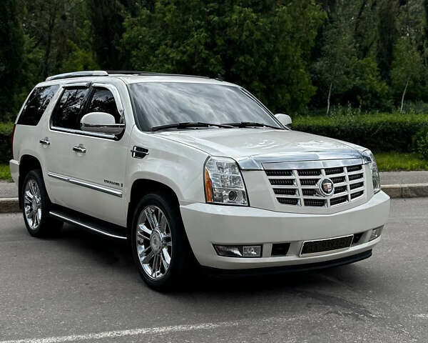 Білий Каділак Ескалейд, об'ємом двигуна 6.2 л та пробігом 133 тис. км за 19500 $, фото 1 на Automoto.ua