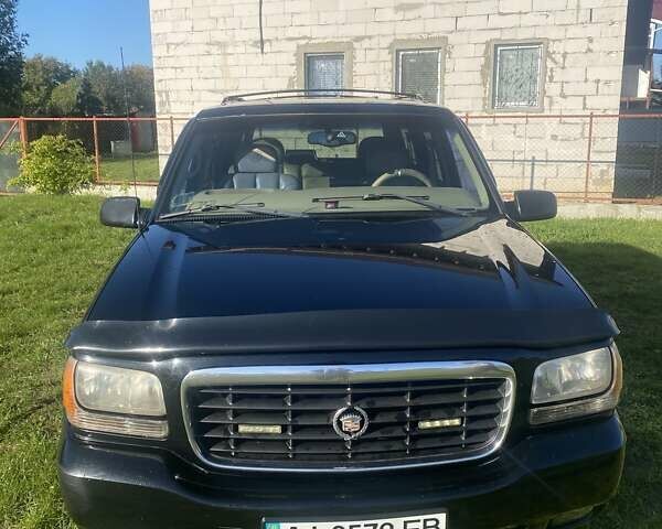 Черный Кадиллак Эскалейд, объемом двигателя 5.8 л и пробегом 300 тыс. км за 6600 $, фото 1 на Automoto.ua