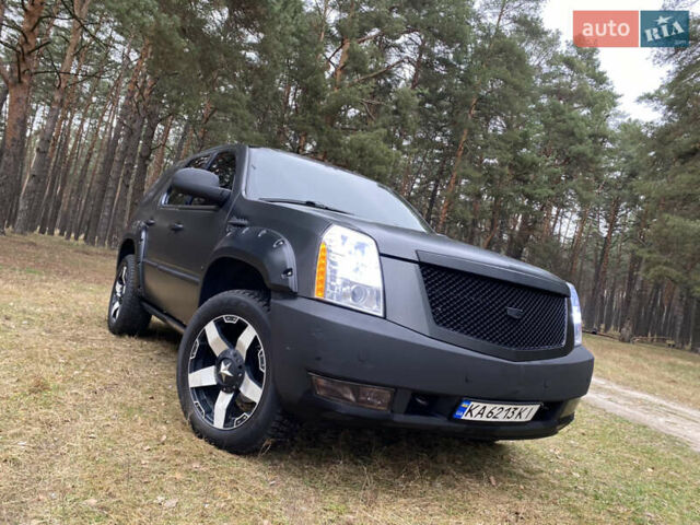 Чорний Каділак Ескалейд, об'ємом двигуна 6.2 л та пробігом 180 тис. км за 12000 $, фото 1 на Automoto.ua