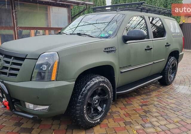 Зеленый Кадиллак Эскалейд, объемом двигателя 6.2 л и пробегом 252 тыс. км за 15000 $, фото 1 на Automoto.ua