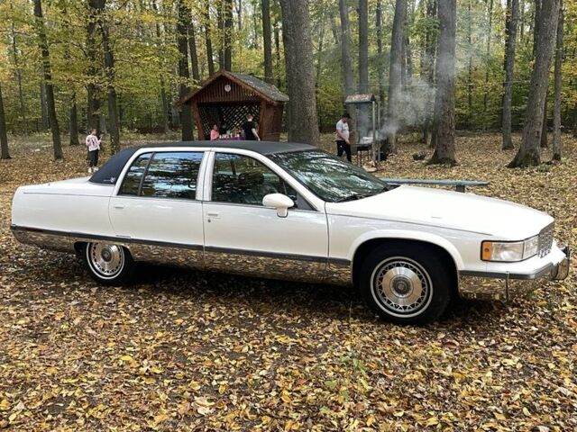 Білий Каділак Флітвуд, об'ємом двигуна 5.7 л та пробігом 100 тис. км за 12000 $, фото 1 на Automoto.ua