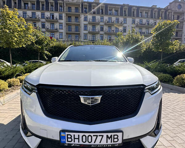 Белый Кадиллак XT6, объемом двигателя 3.65 л и пробегом 95 тыс. км за 38000 $, фото 1 на Automoto.ua