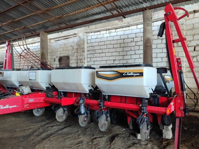 Красный Челленджер 8108, объемом двигателя 0 л и пробегом 0 тыс. км за 18000 $, фото 1 на Automoto.ua