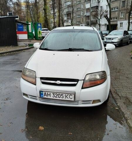 Белый Шевроле Авео, объемом двигателя 1.5 л и пробегом 257 тыс. км за 2200 $, фото 1 на Automoto.ua