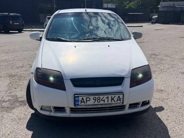 Белый Шевроле Авео, объемом двигателя 1.5 л и пробегом 322 тыс. км за 2650 $, фото 1 на Automoto.ua