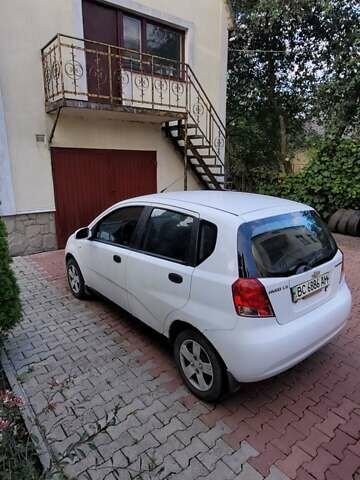 Белый Шевроле Авео, объемом двигателя 1.5 л и пробегом 295 тыс. км за 3000 $, фото 1 на Automoto.ua
