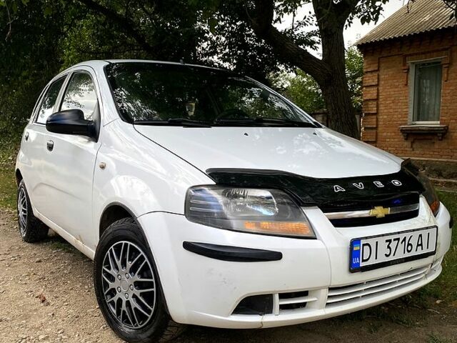 Белый Шевроле Авео, объемом двигателя 1.5 л и пробегом 180 тыс. км за 2700 $, фото 1 на Automoto.ua