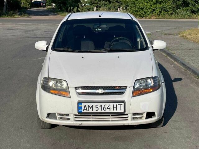 Белый Шевроле Авео, объемом двигателя 1.5 л и пробегом 310 тыс. км за 3100 $, фото 1 на Automoto.ua