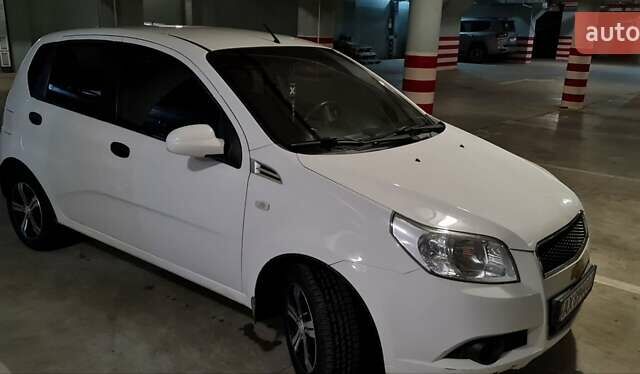 Белый Шевроле Авео, объемом двигателя 1.5 л и пробегом 80 тыс. км за 4500 $, фото 1 на Automoto.ua