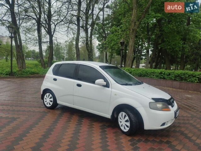 Белый Шевроле Авео, объемом двигателя 1.5 л и пробегом 313 тыс. км за 2450 $, фото 1 на Automoto.ua