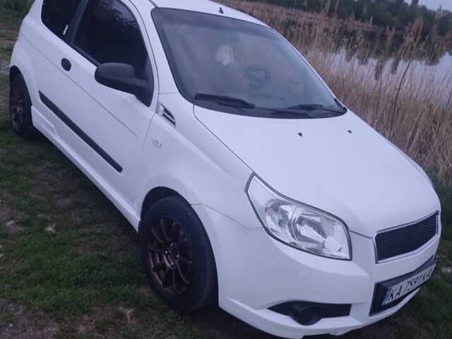 Белый Шевроле Авео, объемом двигателя 1.5 л и пробегом 220 тыс. км за 3200 $, фото 1 на Automoto.ua
