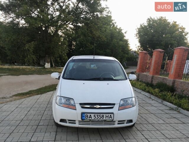 Белый Шевроле Авео, объемом двигателя 1.5 л и пробегом 202 тыс. км за 3850 $, фото 1 на Automoto.ua