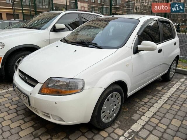 Белый Шевроле Авео, объемом двигателя 1.5 л и пробегом 150 тыс. км за 3000 $, фото 1 на Automoto.ua