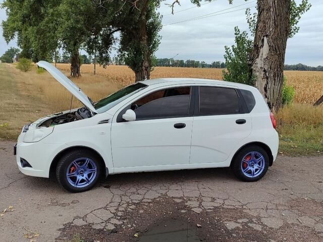 Белый Шевроле Авео, объемом двигателя 1.5 л и пробегом 230 тыс. км за 3400 $, фото 1 на Automoto.ua
