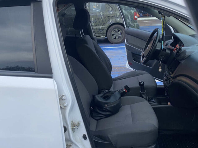Белый Шевроле Авео, объемом двигателя 1.2 л и пробегом 180 тыс. км за 4000 $, фото 1 на Automoto.ua