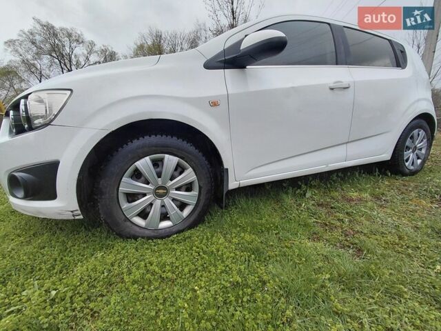 Белый Шевроле Авео, объемом двигателя 1.2 л и пробегом 249 тыс. км за 3300 $, фото 1 на Automoto.ua