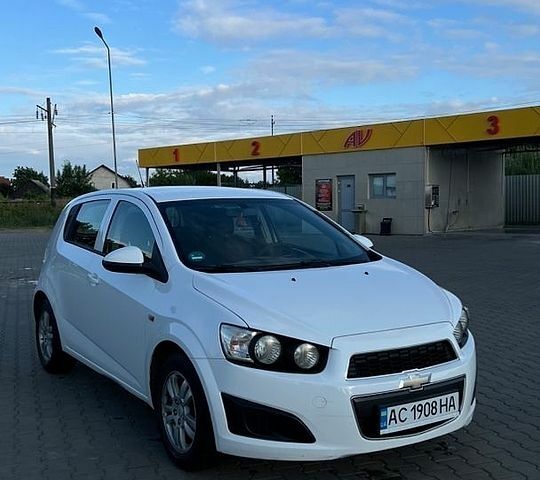 Белый Шевроле Авео, объемом двигателя 1.3 л и пробегом 294 тыс. км за 4500 $, фото 1 на Automoto.ua