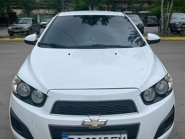 Белый Шевроле Авео, объемом двигателя 1.2 л и пробегом 236 тыс. км за 3500 $, фото 1 на Automoto.ua