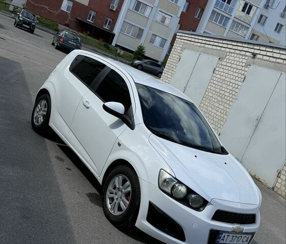 Белый Шевроле Авео, объемом двигателя 1.3 л и пробегом 215 тыс. км за 3900 $, фото 1 на Automoto.ua