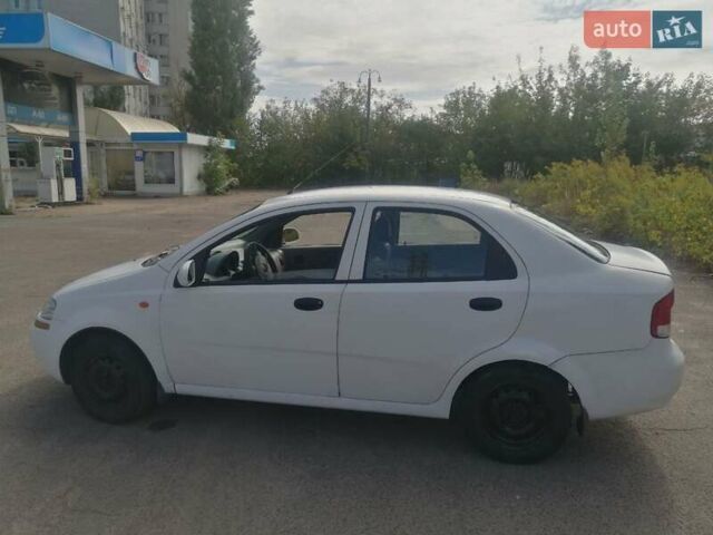 Белый Шевроле Авео, объемом двигателя 1.5 л и пробегом 200 тыс. км за 2200 $, фото 1 на Automoto.ua