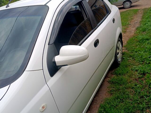 Белый Шевроле Авео, объемом двигателя 1.5 л и пробегом 0 тыс. км за 3000 $, фото 1 на Automoto.ua